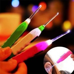 * 2 1PC műanyag (véletlenszerű szín). Könnyű LED villogó könnyű fül Pick Wax Earwax Remover Curette Easy Cleaner