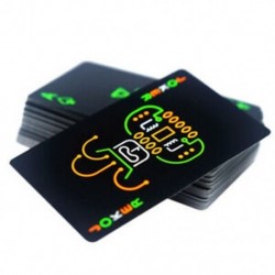 Fekete, világító, fluoreszkáló pókerkártyák ragyognak a sötét bárban Pa R5U2