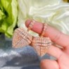 Fém szín: arany színű - CWWZircons Art Deco új stílusú cirkónia arany színű lógó nagy, vaskos geometriai báj Huggie