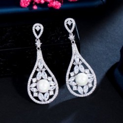 Fém színe: fehér - CWWZircons Noble White CZ Stones Pave Lógó Vintage menyasszonyi Long Drop Pearl fülbevaló esküvői