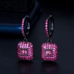 Fém szín: forró rózsaszín - CWWZircons Teljes fekete arany színű zöld négyzet CZ lógó kerek Huggie Hoop fülbevaló