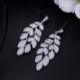 Fém színe: fehér - CWWZircons márka csúcsminőségű Miro Pave CZ Cubic cirkónia Stones levél alakú, hosszú lelógó