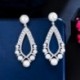 Fém szín: luxusgyöngy - CWWZircons Bling Cubic cirkónia burkolt luxus nagy, hosszú, lelógó gyöngy esküvői fülbevaló