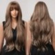 Szín: LC222 1 - HAIRCUBE Barna vegyes szőke szintetikus parókák Bang Long természetes hullámos hajjal. Paróka nőknek