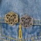 Fém színe: XZ2050 - DnD Dungeon Master Dungeon és Dragon Zománcozott tű ötvözet bross csomag ruha hajtóka tű D20