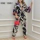 Szín: MULTI S - Elegáns női, háromnegyedes ujjú, mély V nyakú, végig nyomtatott, egyenes lábú, alkalmi jumpsuit